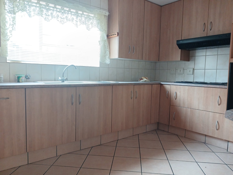 To Let 3 Bedroom Property for Rent in Bonaero Park Gauteng