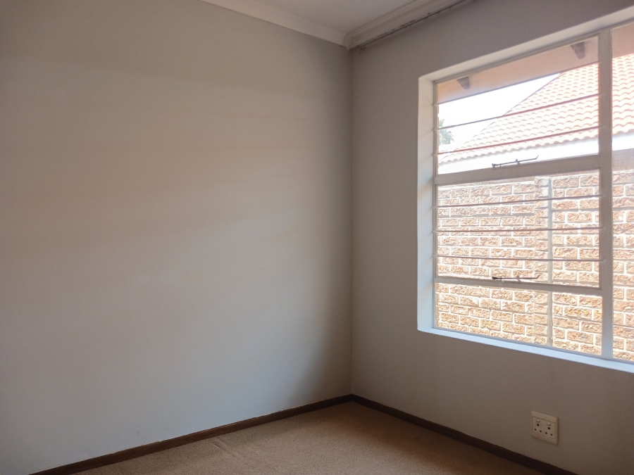 To Let 3 Bedroom Property for Rent in Bonaero Park Gauteng