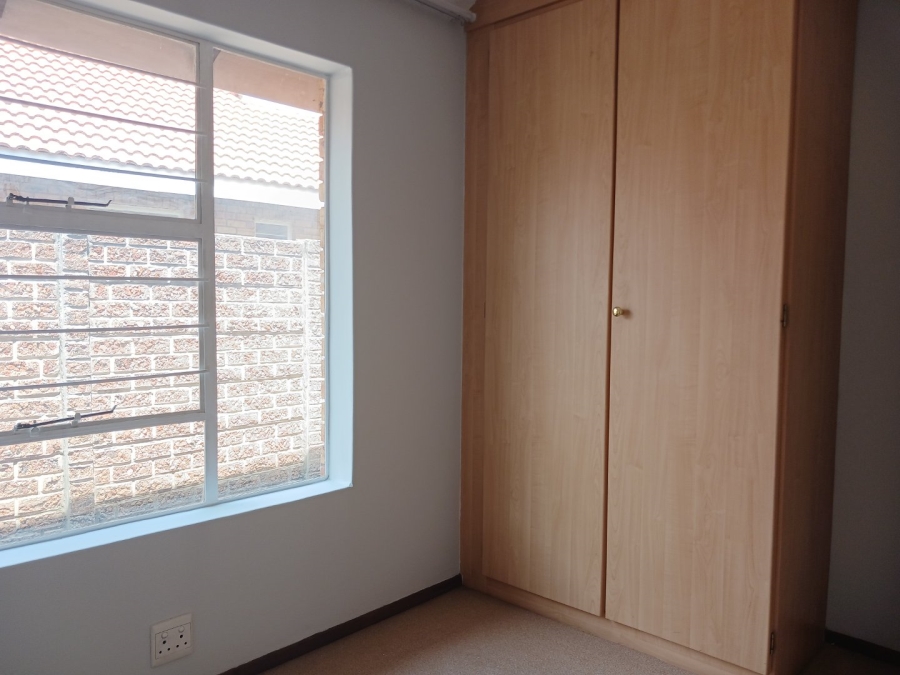 To Let 3 Bedroom Property for Rent in Bonaero Park Gauteng