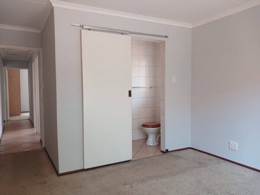 To Let 3 Bedroom Property for Rent in Bonaero Park Gauteng