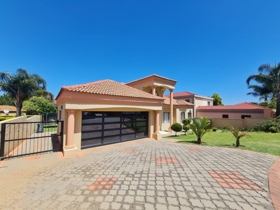 5 Bedroom Property for Sale in Blue Valley Golf Estate Gauteng