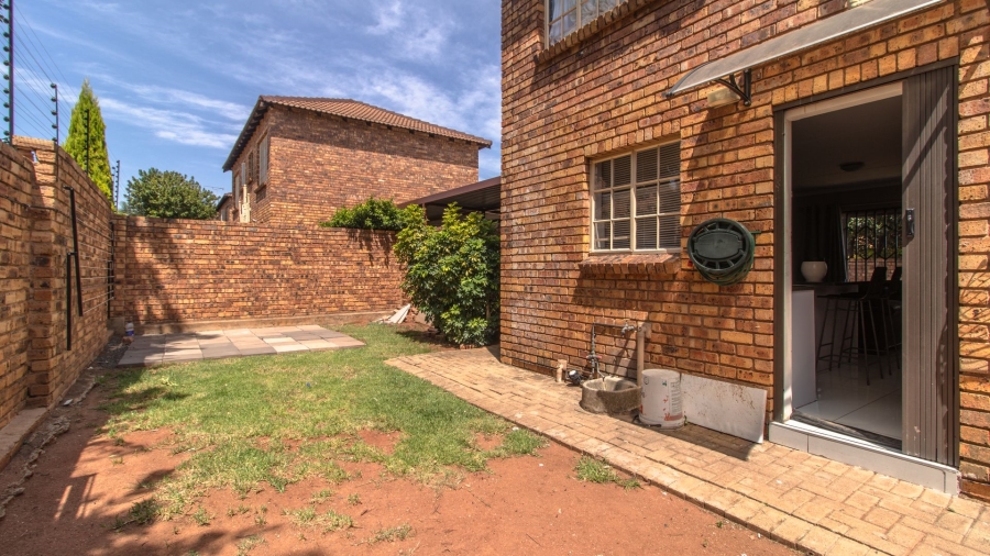 2 Bedroom Property for Sale in Wilgeheuwel Gauteng