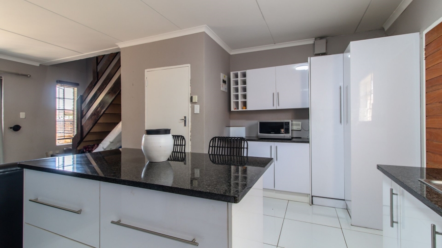 2 Bedroom Property for Sale in Wilgeheuwel Gauteng