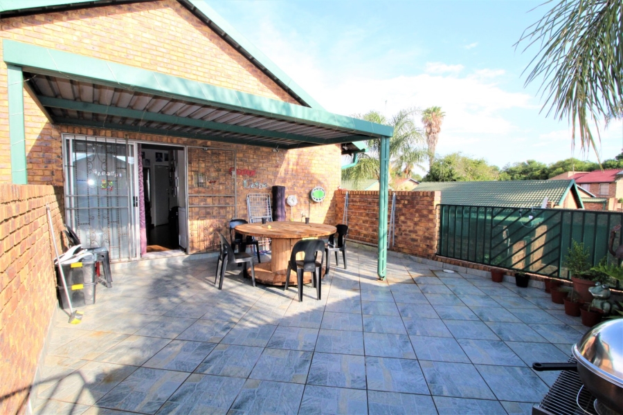 2 Bedroom Property for Sale in Rooihuiskraal North Gauteng