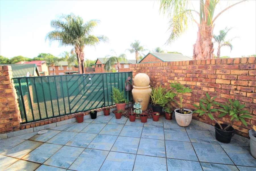 2 Bedroom Property for Sale in Rooihuiskraal North Gauteng