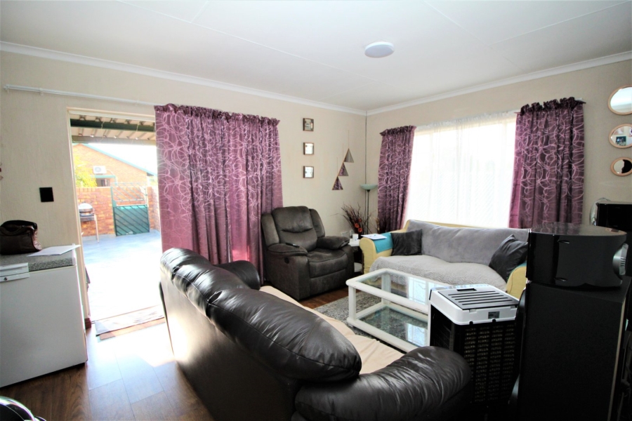 2 Bedroom Property for Sale in Rooihuiskraal North Gauteng