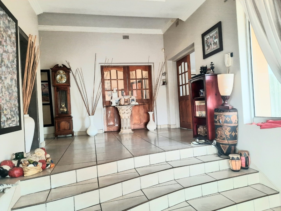 5 Bedroom Property for Sale in Linmeyer Gauteng