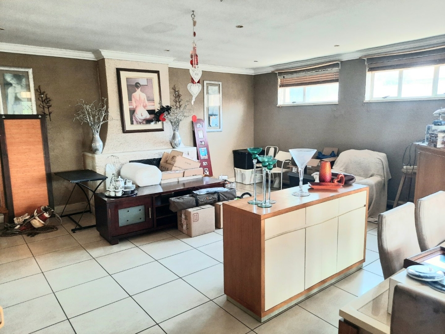 5 Bedroom Property for Sale in Linmeyer Gauteng