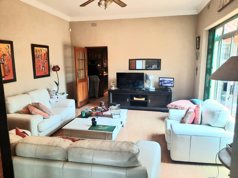 5 Bedroom Property for Sale in Linmeyer Gauteng