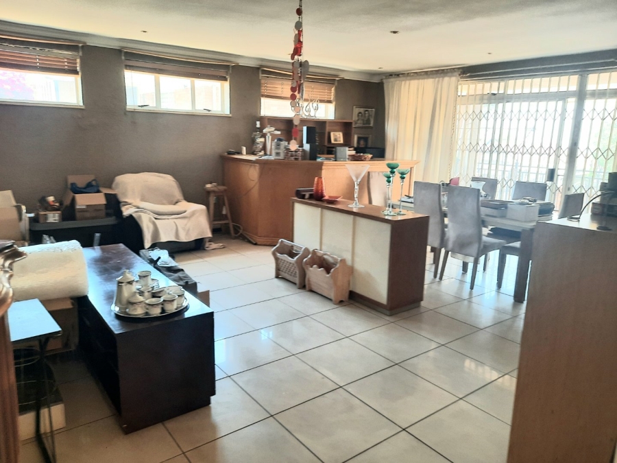 5 Bedroom Property for Sale in Linmeyer Gauteng