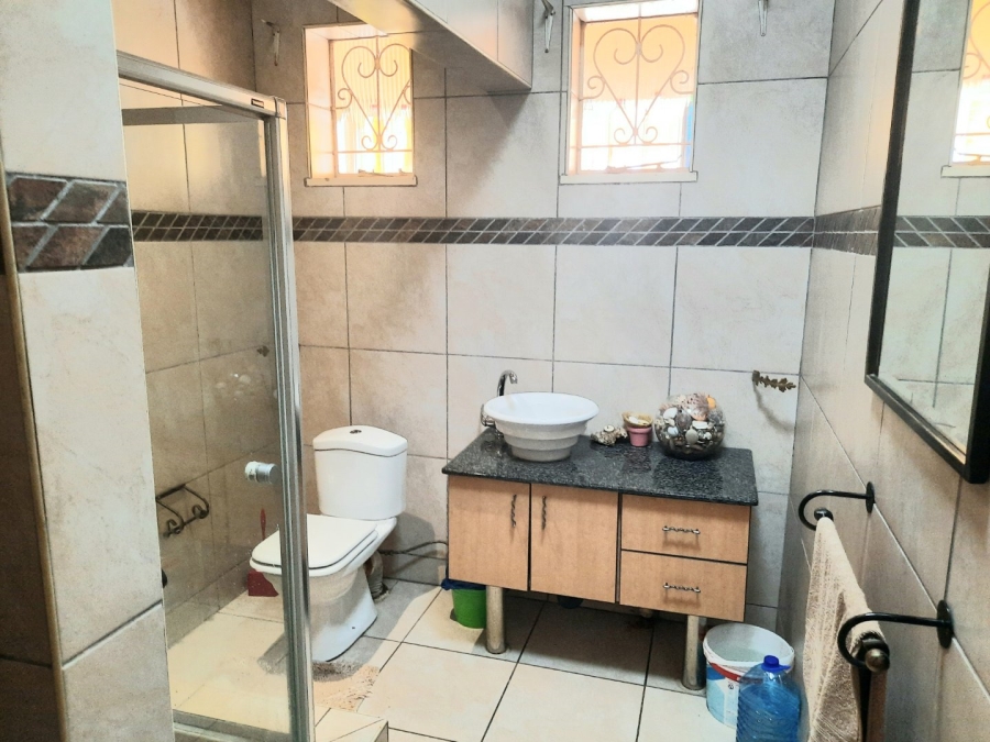 5 Bedroom Property for Sale in Linmeyer Gauteng