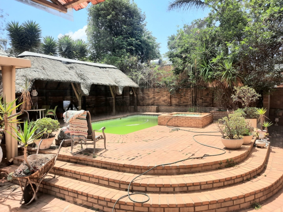 5 Bedroom Property for Sale in Linmeyer Gauteng