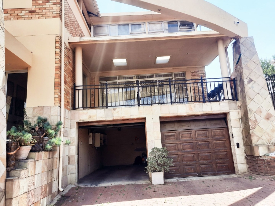 5 Bedroom Property for Sale in Linmeyer Gauteng