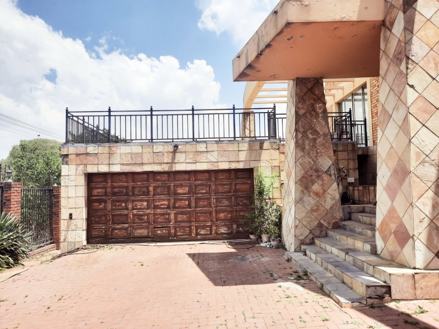 5 Bedroom Property for Sale in Linmeyer Gauteng