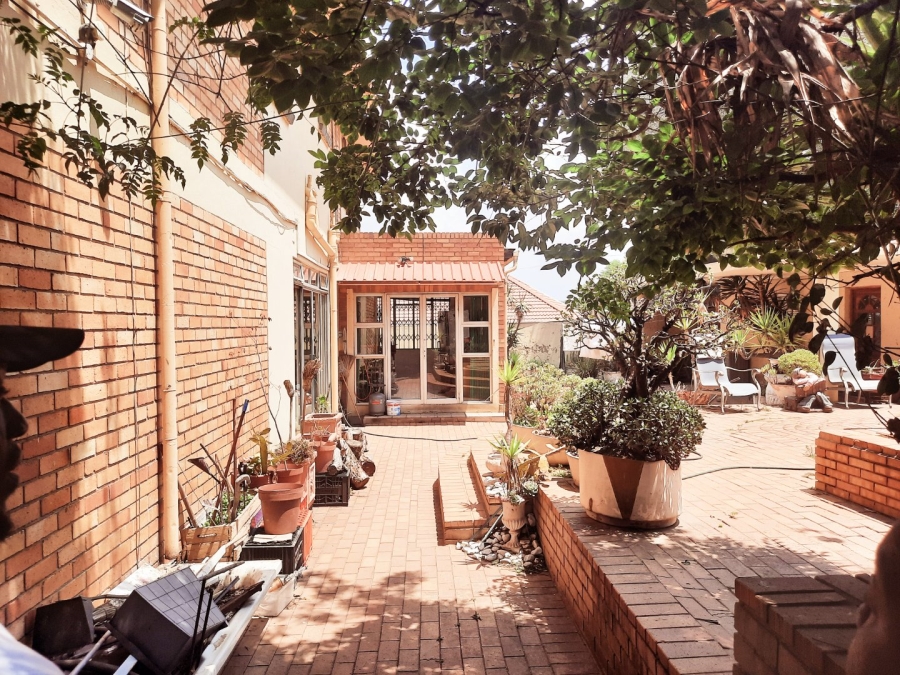 5 Bedroom Property for Sale in Linmeyer Gauteng