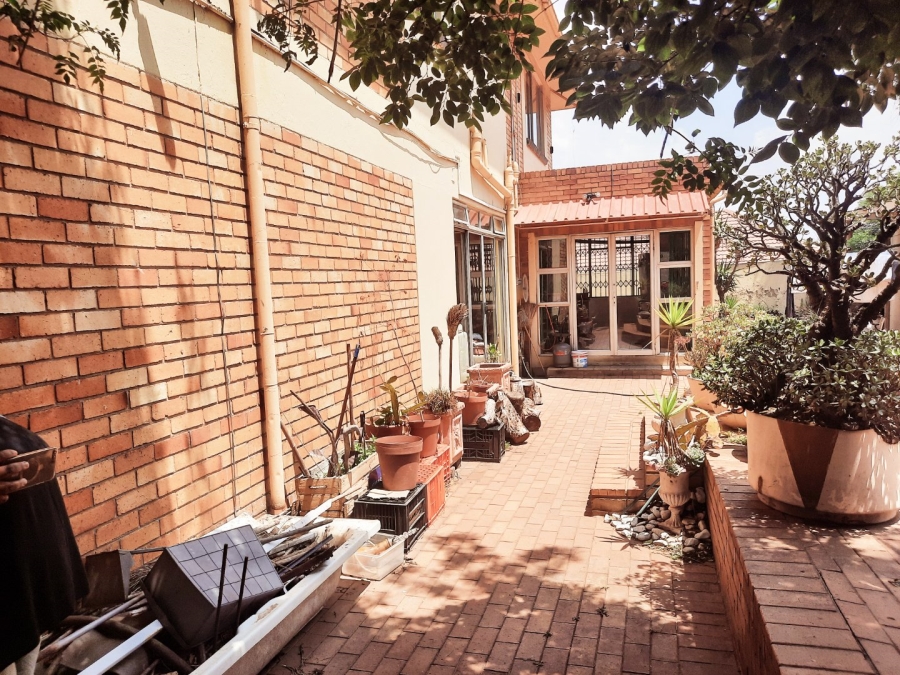 5 Bedroom Property for Sale in Linmeyer Gauteng