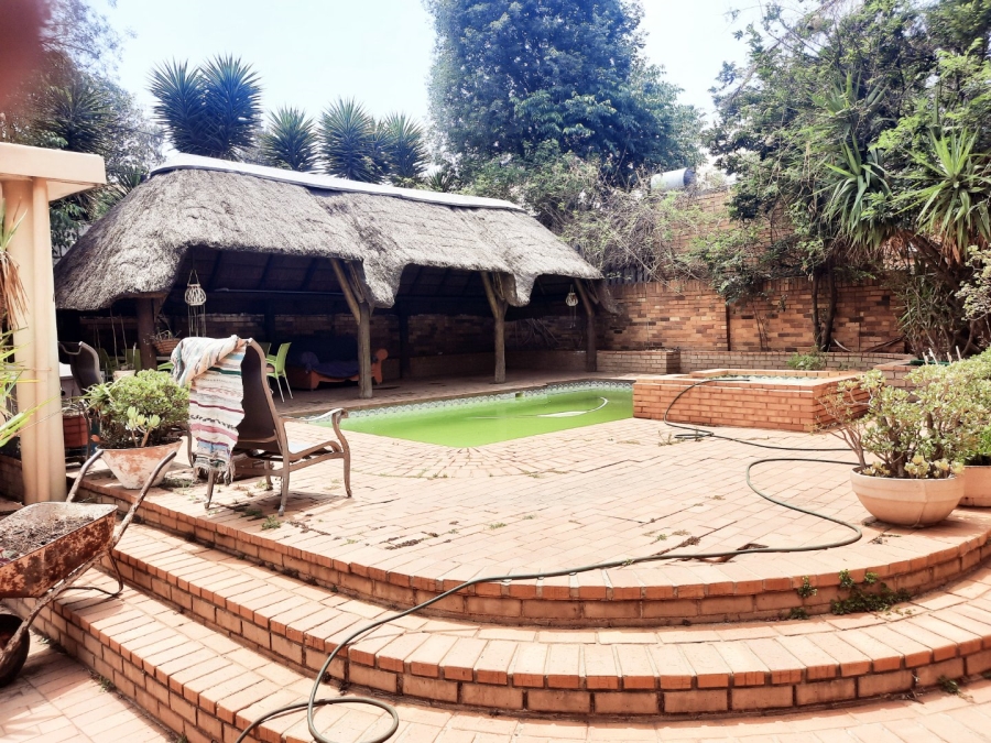 5 Bedroom Property for Sale in Linmeyer Gauteng