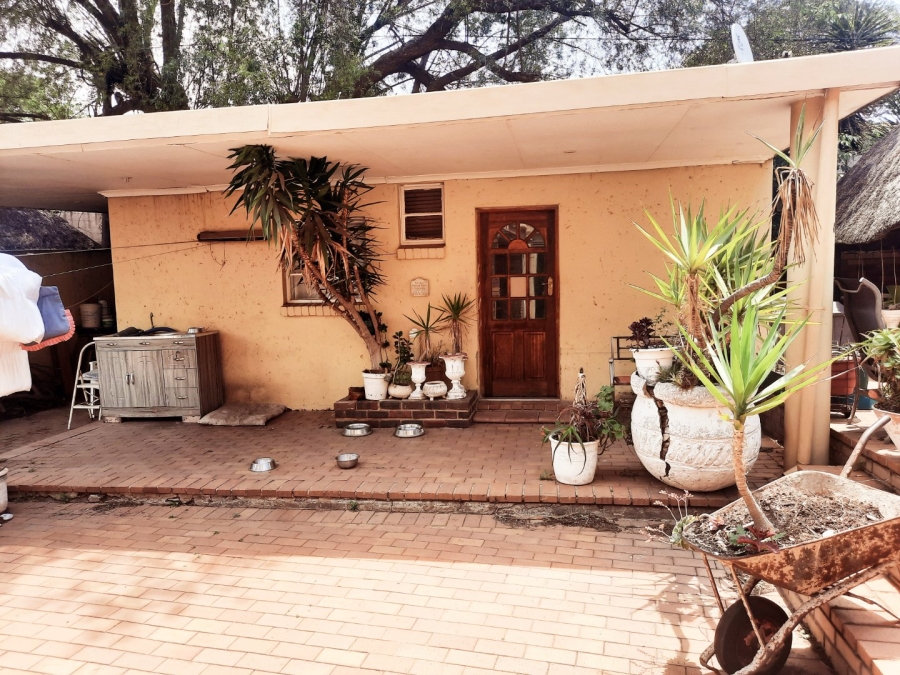 5 Bedroom Property for Sale in Linmeyer Gauteng