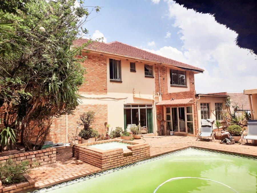 5 Bedroom Property for Sale in Linmeyer Gauteng