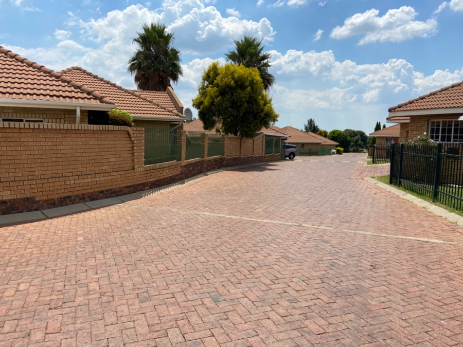 To Let 3 Bedroom Property for Rent in Noordwyk Gauteng