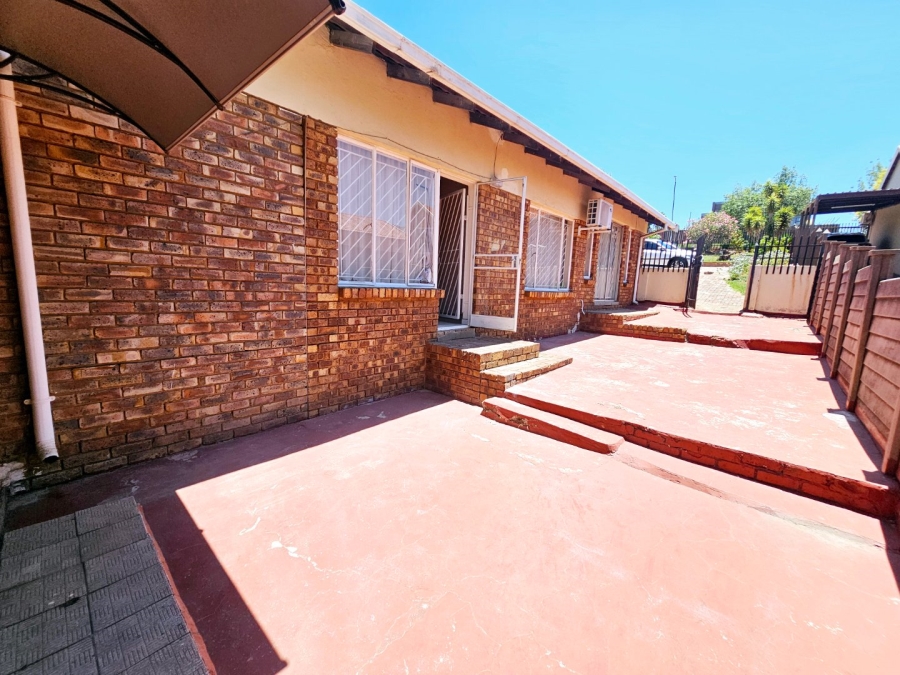 To Let 4 Bedroom Property for Rent in Erasmia Gauteng