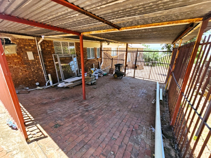 To Let 4 Bedroom Property for Rent in Erasmia Gauteng