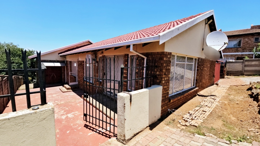 To Let 4 Bedroom Property for Rent in Erasmia Gauteng