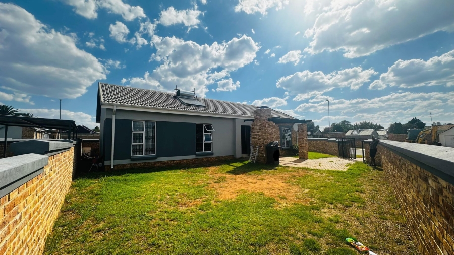 4 Bedroom Property for Sale in Roseacre Gauteng