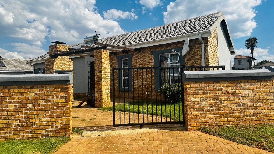 4 Bedroom Property for Sale in Roseacre Gauteng