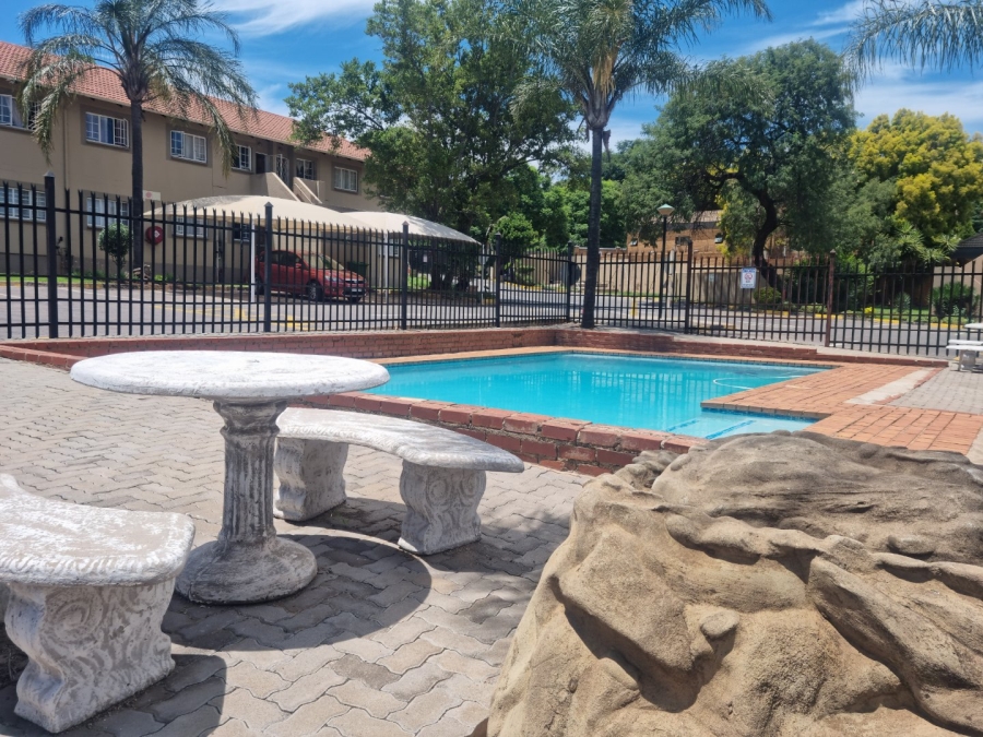 2 Bedroom Property for Sale in Die Hoewes Gauteng