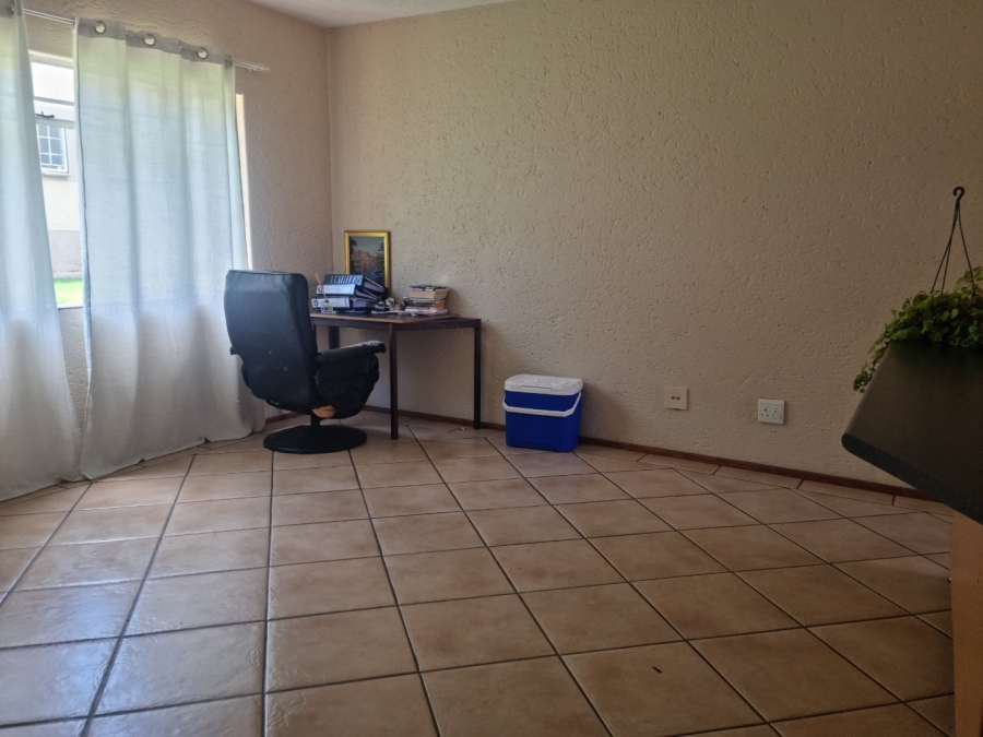 2 Bedroom Property for Sale in Die Hoewes Gauteng