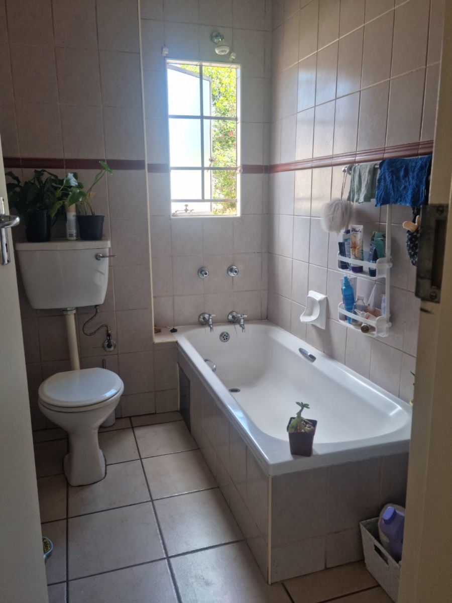 2 Bedroom Property for Sale in Die Hoewes Gauteng