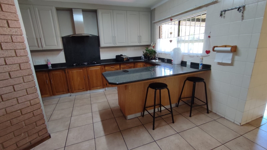 5 Bedroom Property for Sale in Eldoraigne Gauteng