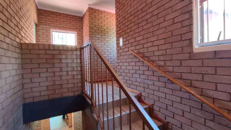 5 Bedroom Property for Sale in Eldoraigne Gauteng