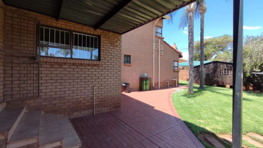 5 Bedroom Property for Sale in Eldoraigne Gauteng