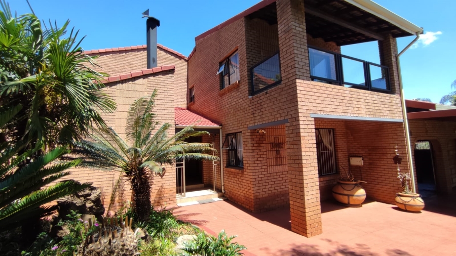 5 Bedroom Property for Sale in Eldoraigne Gauteng