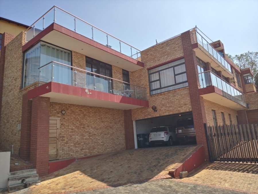 6 Bedroom Property for Sale in Roodekrans Gauteng