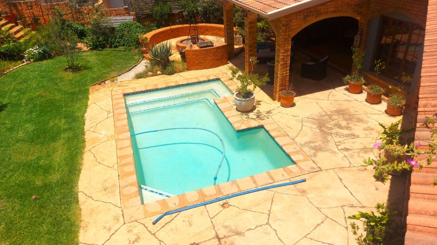 4 Bedroom Property for Sale in Faerie Glen Gauteng