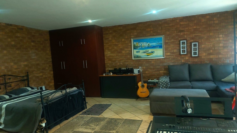 4 Bedroom Property for Sale in Faerie Glen Gauteng