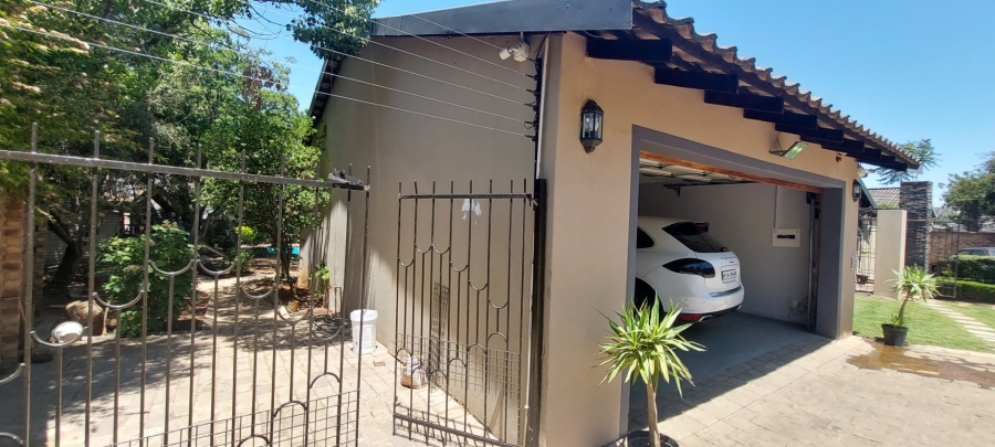 3 Bedroom Property for Sale in Glenanda Gauteng