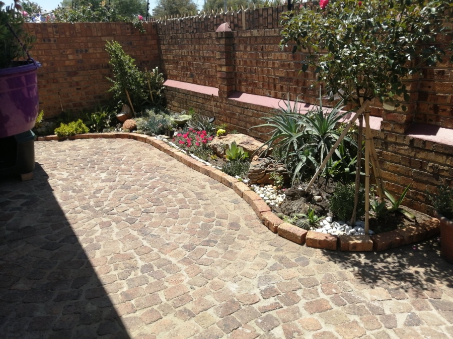 2 Bedroom Property for Sale in Strubenvale Gauteng