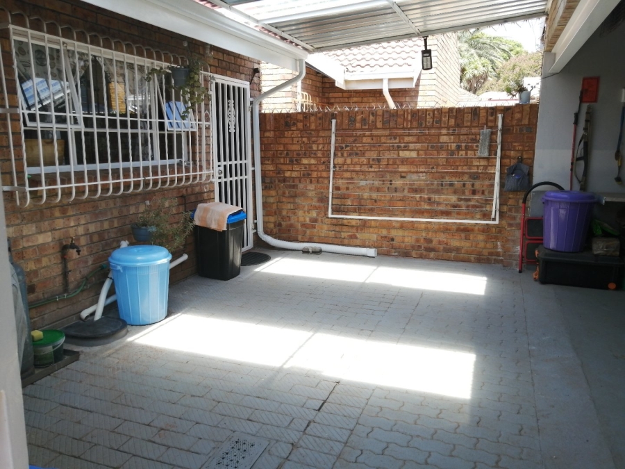 2 Bedroom Property for Sale in Strubenvale Gauteng