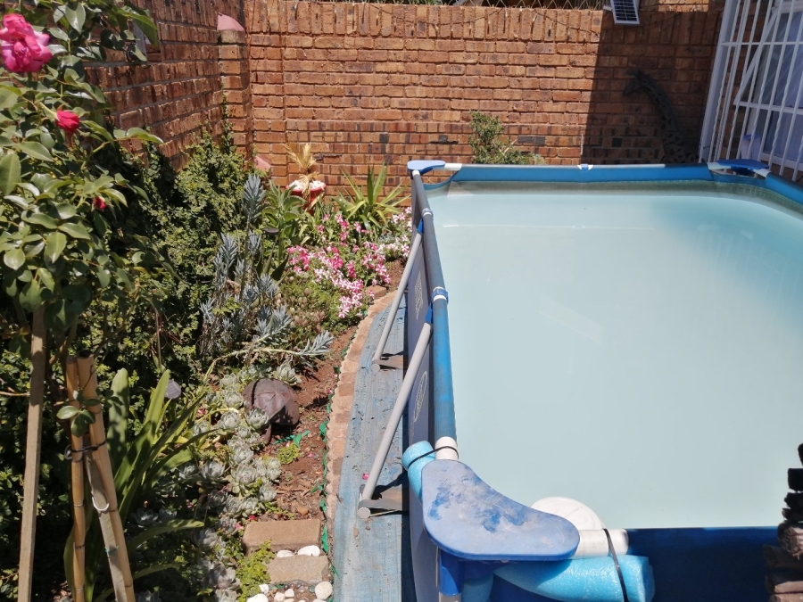 2 Bedroom Property for Sale in Strubenvale Gauteng