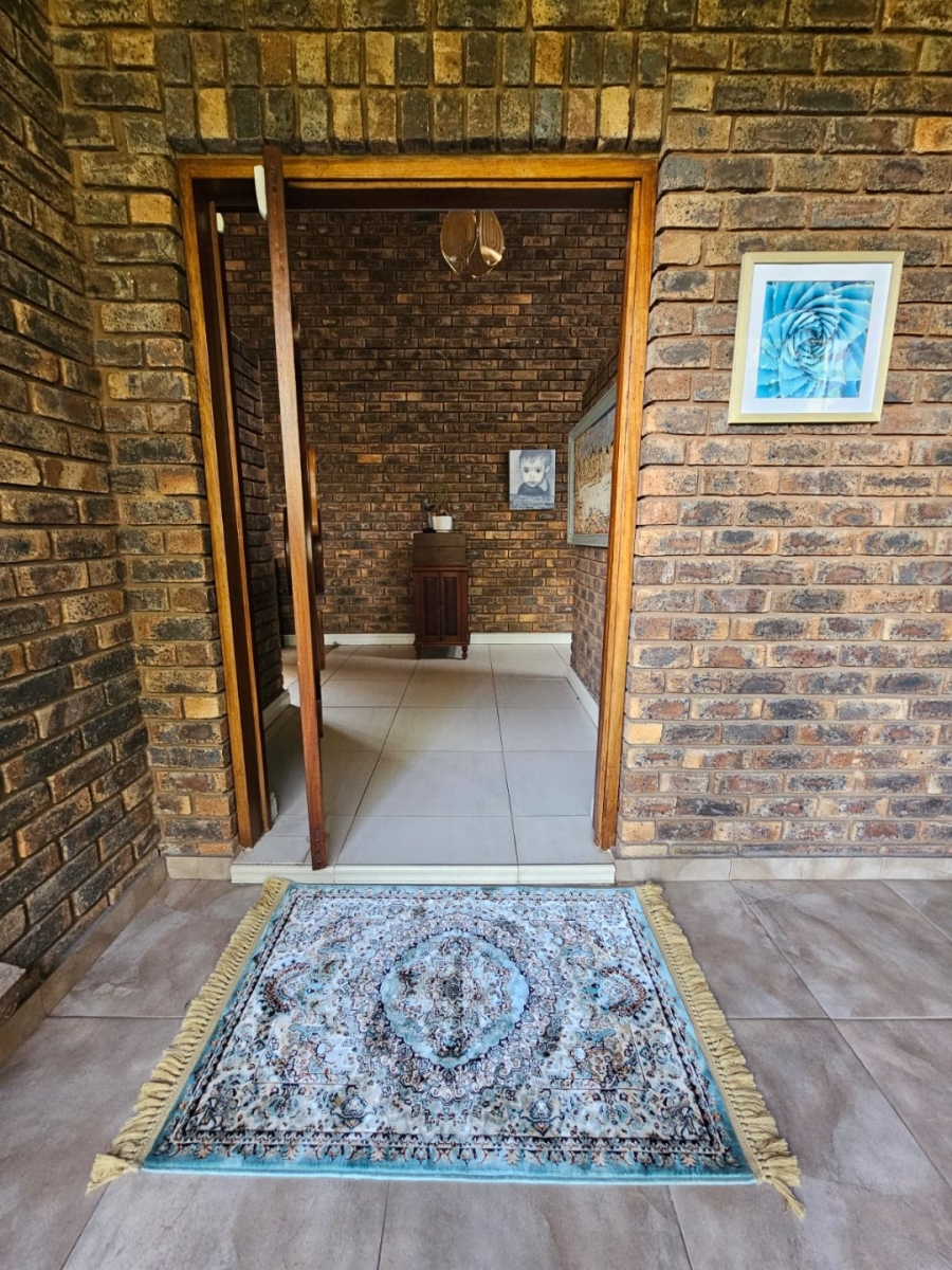 5 Bedroom Property for Sale in Moreleta Park Gauteng