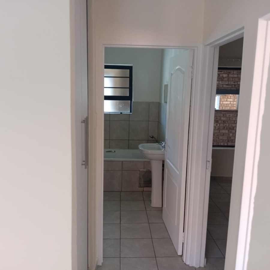 To Let 2 Bedroom Property for Rent in Cloverdene Gauteng