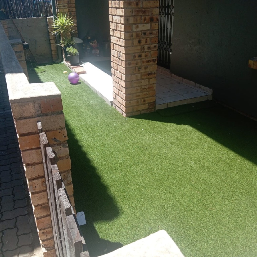 To Let 2 Bedroom Property for Rent in Cloverdene Gauteng