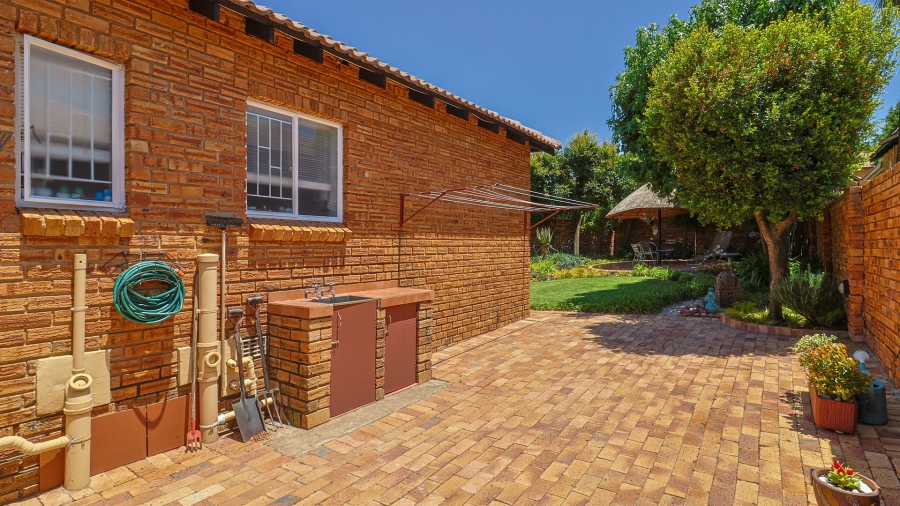 2 Bedroom Property for Sale in Wilgeheuwel Gauteng