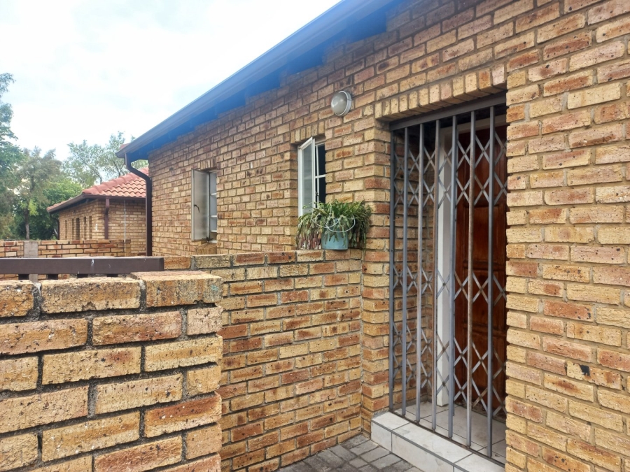 To Let 2 Bedroom Property for Rent in Kosmosdal Gauteng