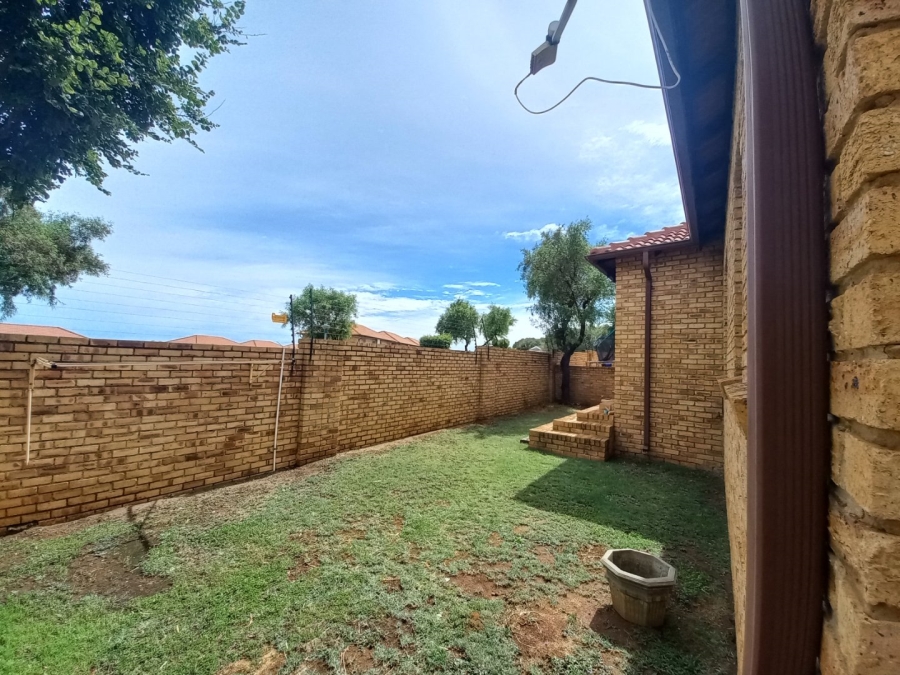 To Let 2 Bedroom Property for Rent in Kosmosdal Gauteng