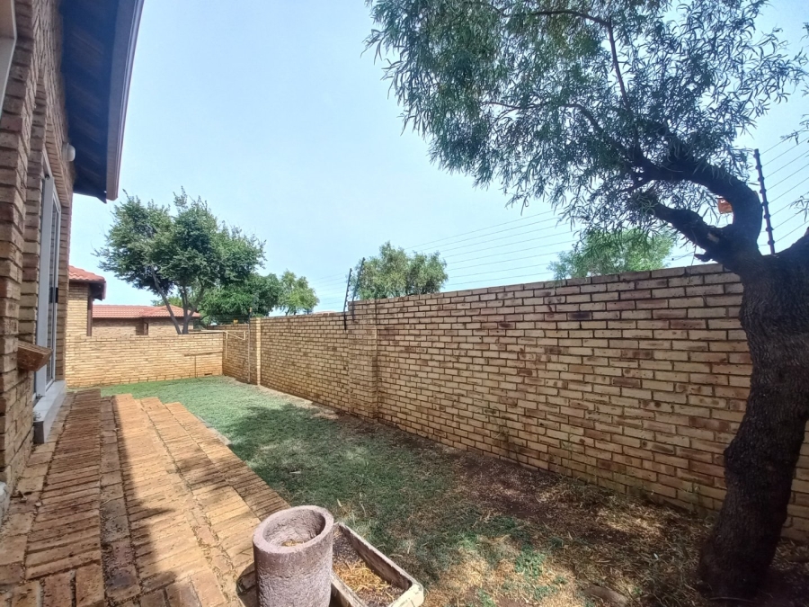 To Let 2 Bedroom Property for Rent in Kosmosdal Gauteng